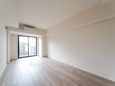 Master Bedroom ※Photo of the same layout on 7 floor. Decoration and fixture may differ.