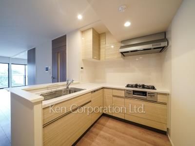 Kitchen ※Photo of the same layout on 7 floor. Decoration and fixture may differ.