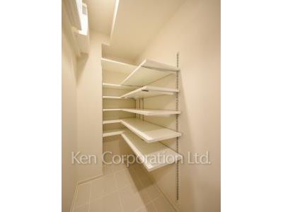 Shoes-In Closet ※Photo of the same layout on 6 floor. Decoration and fixture may differ.