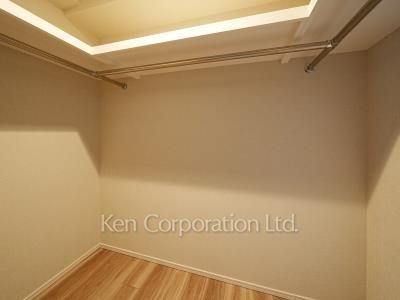 Walk-In Closet ※Photo of the same layout on 14 floor. Decoration and fixture may differ.