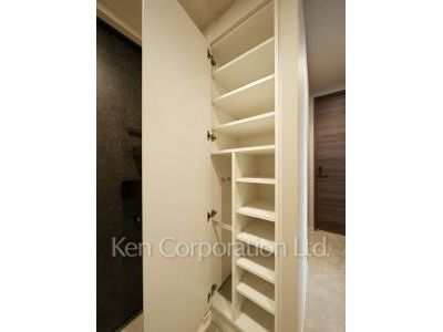 Shoes Closet ※Photo of the same layout on 14 floor. Decoration and fixture may differ.