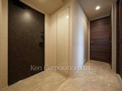 Entrance ※Photo of the same layout on 14 floor. Decoration and fixture may differ.