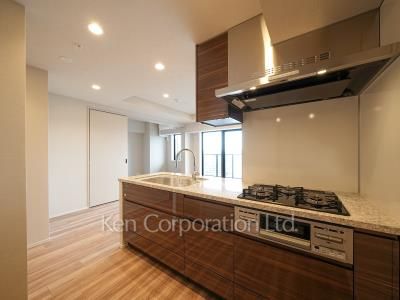 Kitchen ※Photo of the same layout on 14 floor. Decoration and fixture may differ.