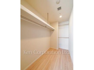 Walk-In Closet ※Photo of the same layout on 29 floor. Decoration and fixture may differ.