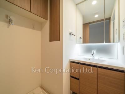 Powder Room ※Photo of the same layout on 4 floor. Decoration and fixture may differ.