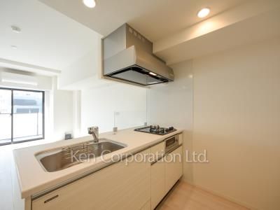 Kitchen ※Photo of the same layout on 5 floor. Decoration and fixture may differ.