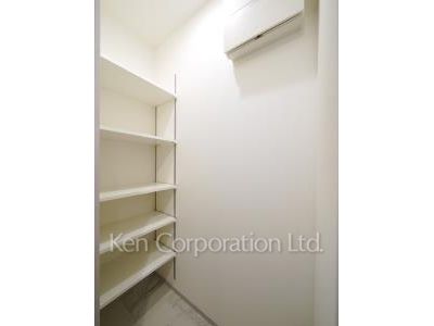 Shoes-In Closet ※Photo of the same layout on 11 floor. Decoration and fixture may differ.