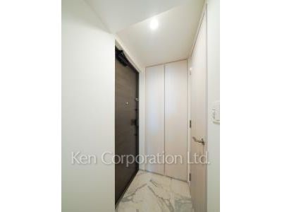 Entrance ※Photo of the same layout on 11 floor. Decoration and fixture may differ.