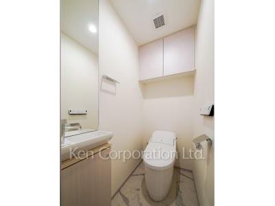 Lavatory ※Photo of the same layout on 11 floor. Decoration and fixture may differ.