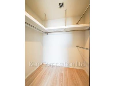 Walk-In Closet ※Photo of the same layout on 29 floor. Decoration and fixture may differ.