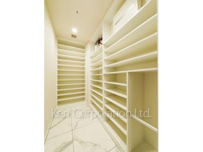 Shoes-In Closet ※Photo of the same layout on 29 floor. Decoration and fixture may differ.