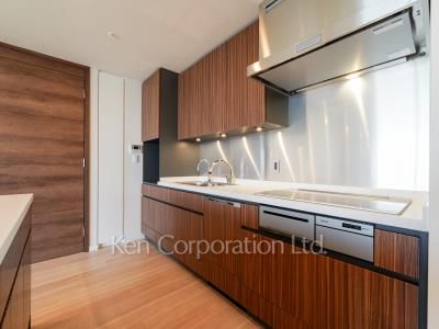 Kitchen ※Photo of the same layout on 29 floor. Decoration and fixture may differ.