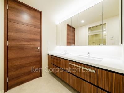 Powder Room ※Photo of the same layout on 29 floor. Decoration and fixture may differ.
