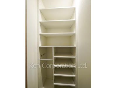 Shoes-In Closet ※Photo of the same layout on 11 floor. Decoration and fixture may differ.