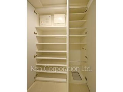 Shoes Closet ※Photo of the same layout on 6 floor. Decoration and fixture may differ.