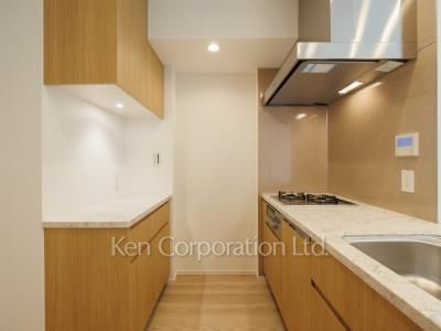 Kitchen ※Photo of the same layout on 8 floor. Decoration and fixture may differ.