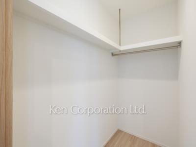 Walk-In Closet ※Photo of the same layout on 8 floor. Decoration and fixture may differ.