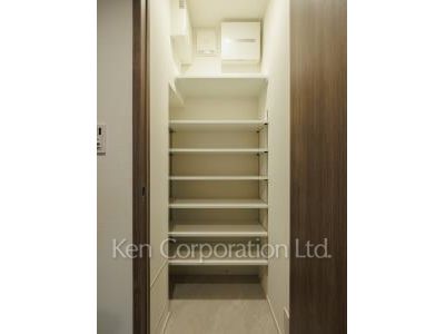 Shoes-In Closet ※Photo of the same layout on 12 floor. Decoration and fixture may differ.