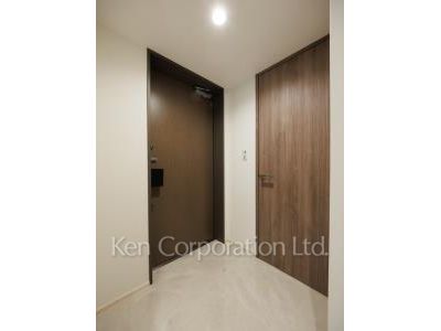 Entrance ※Photo of the same layout on 12 floor. Decoration and fixture may differ.