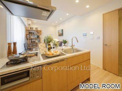 Kitchen ※Staged Unit ※Photo of the same layout on 8 floor. Decoration and fixture may differ.