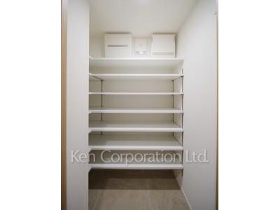 Shoes-In Closet ※Photo of the same layout on 21 floor. Decoration and fixture may differ.