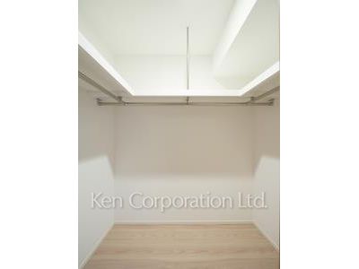 Walk-In Closet ※Photo of the same layout on 20 floor. Decoration and fixture may differ.