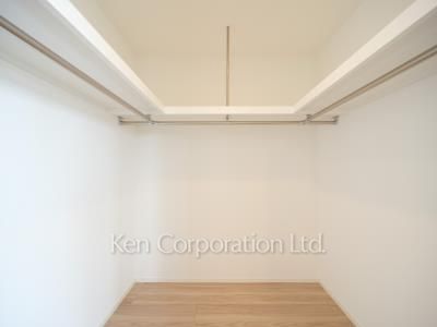 Walk-In Closet ※Photo of the same layout on 21 floor. Decoration and fixture may differ.