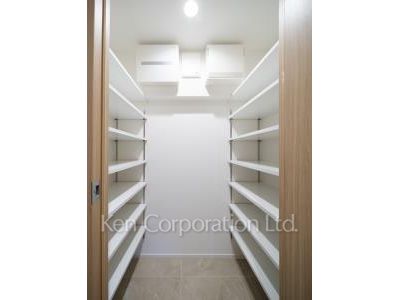 Shoes-In Closet ※Photo of the same layout on 21 floor. Decoration and fixture may differ.