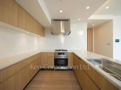 Kitchen ※Photo of the same layout on 21 floor. Decoration and fixture may differ.