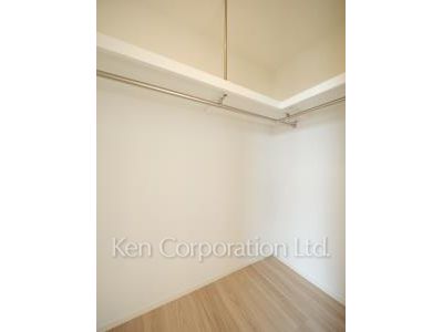Walk-In Closet ※Photo of the same layout on 21 floor. Decoration and fixture may differ.