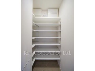 Shoes-In Closet ※Photo of the same layout on 21 floor. Decoration and fixture may differ.