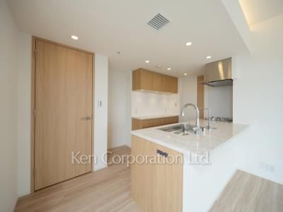 Kitchen ※Photo of the same layout on 21 floor. Decoration and fixture may differ.