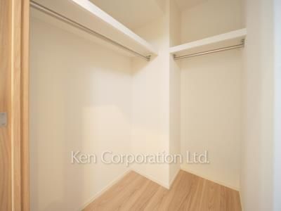 Walk-In Closet ※Photo of the same layout on 28 floor. Decoration and fixture may differ.