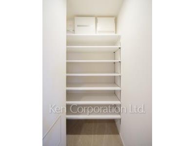 Shoes-In Closet ※Photo of the same layout on 28 floor. Decoration and fixture may differ.