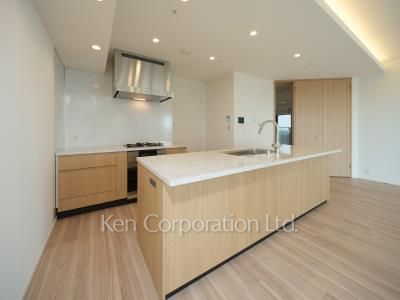 Kitchen ※Photo of the same layout on 28 floor. Decoration and fixture may differ.