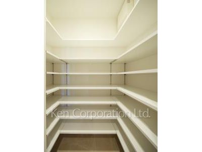 Shoes-In Closet ※Photo of the same layout on 28 floor. Decoration and fixture may differ.