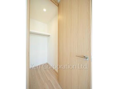 Walk-In Closet ※Photo of the same layout on 28 floor. Decoration and fixture may differ.