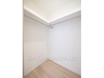 Walk-In Closet ※Photo of the same layout on 26 floor. Decoration and fixture may differ.