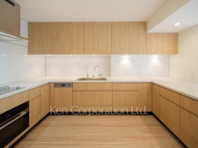 Kitchen ※Photo of the same layout on 26 floor. Decoration and fixture may differ.
