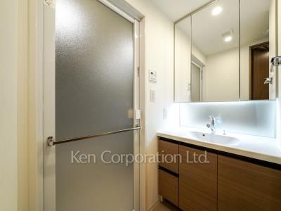 Powder Room ※Photo of the same layout on 12 floor. Decoration and fixture may differ.