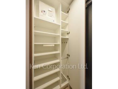 Shoes Closet ※Photo of the same layout on 4 floor. Decoration and fixture may differ.