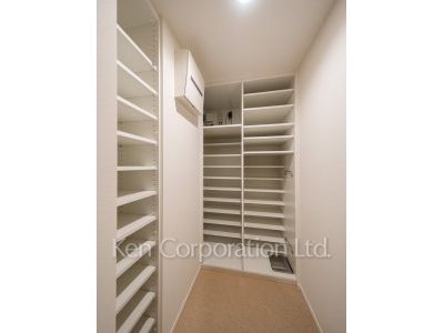 Shoes-In Closet ※Photo of the same layout on 15 floor. Decoration and fixture may differ.