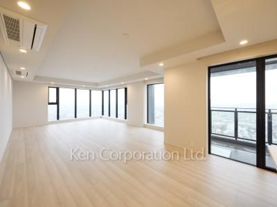 Living-Dining ※Photo of the same layout on 27 floor. Decoration and fixture may differ.