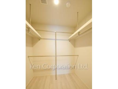 Walk-In Closet ※Photo of the same layout on 27 floor. Decoration and fixture may differ.