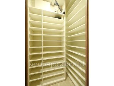 Shoes-In Closet ※Photo of the same layout on 27 floor. Decoration and fixture may differ.