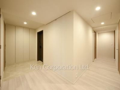 Entrance ※Photo of the same layout on 27 floor. Decoration and fixture may differ.