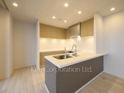 Kitchen ※Photo of the same layout on 27 floor. Decoration and fixture may differ.