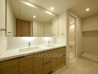 Powder Room ※Photo of the same layout on 27 floor. Decoration and fixture may differ.