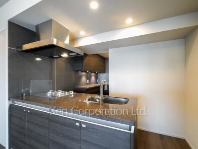 Kitchen ※Photo of the same layout on 7 floor. Decoration and fixture may differ.