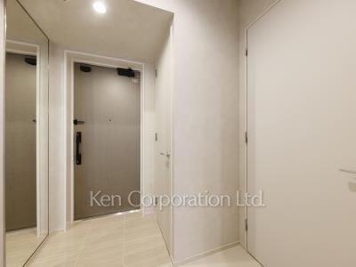 Entrance ※Photo of the same layout on 13 floor. Decoration and fixture may differ.